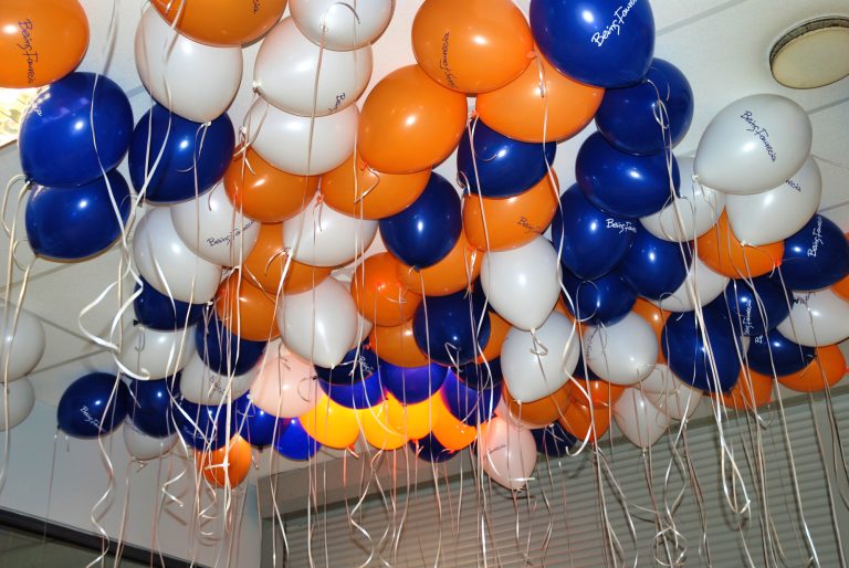 Balony z helem w zakładzie przemysłowym