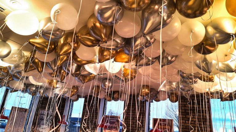 Balony z helem na urodziny restauracji