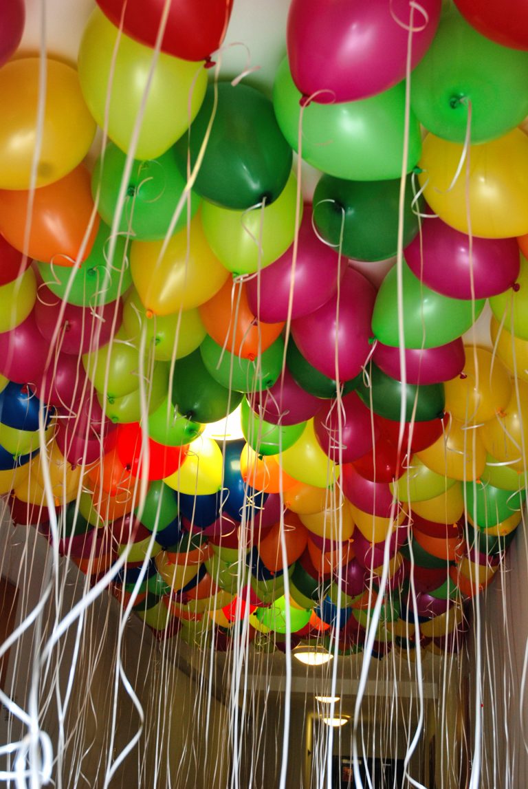 Balony z helem w biurze