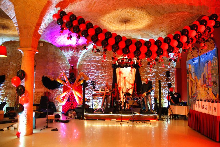 Klimatyczna dekoracja balonowa w stylu Moulin Rouge