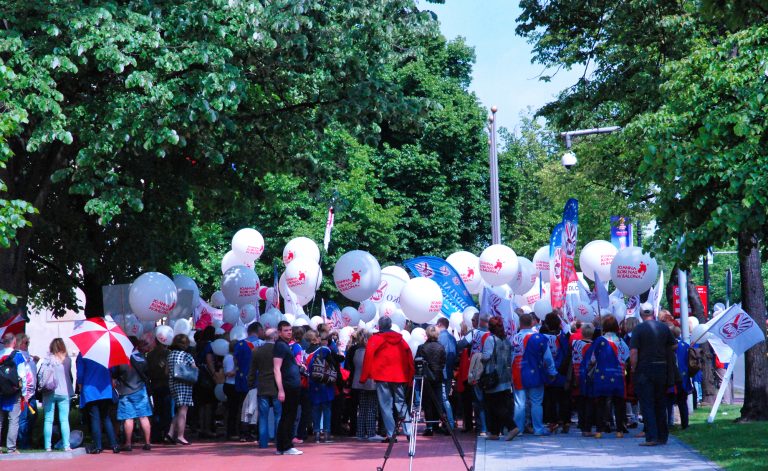 Balony z helem na manifestacji