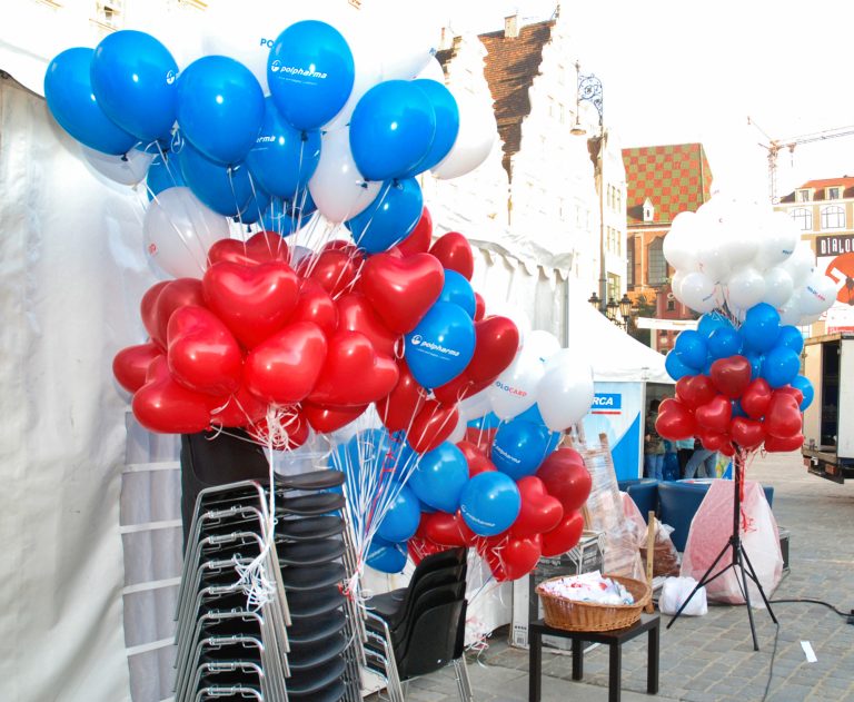 Balony z helem na wrocławskim Rynku jako atrakcja do rozdawania