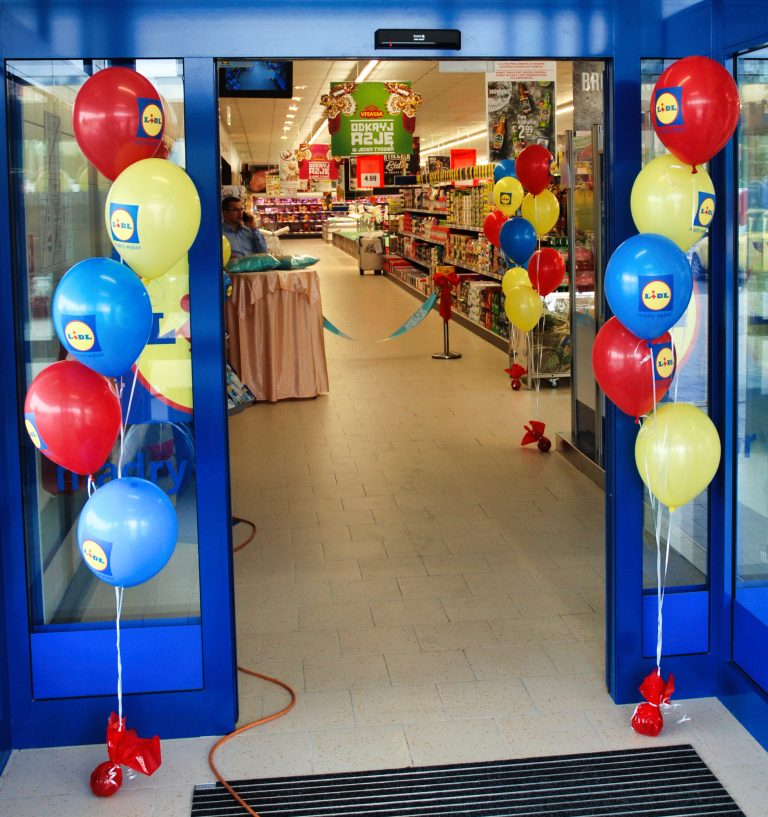 Balony z helem jako dekoracja na otwarcie sklepu Lidl