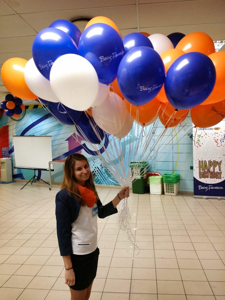 Hostessa z balonami helowymi