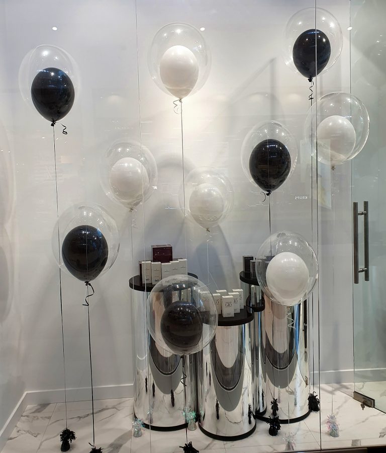 Balony z helem jako dekoracja wystawy na otwarcie