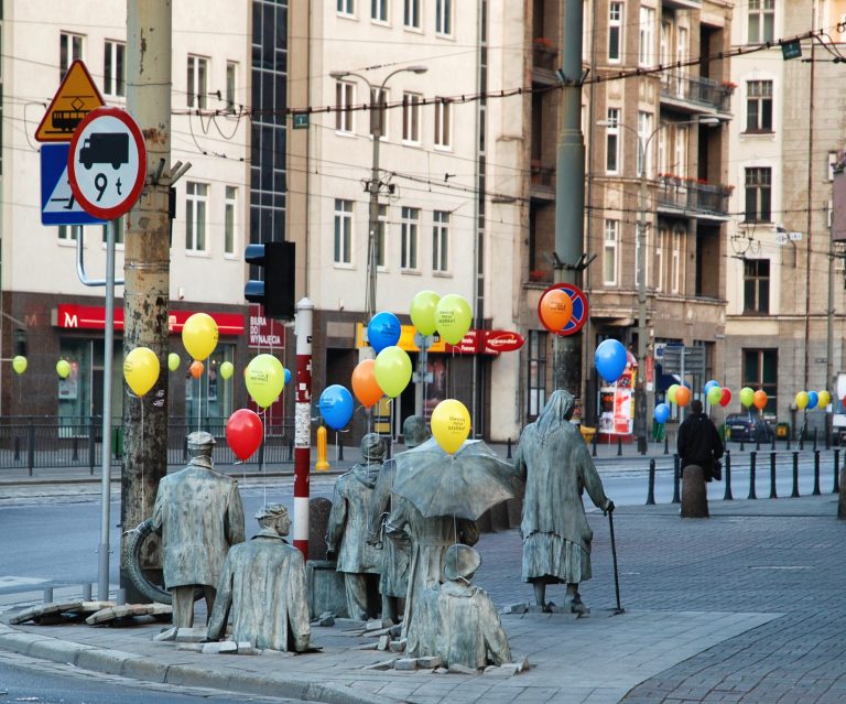 Balony z helem na ulicach Wrocławia jako akcja reklamowa