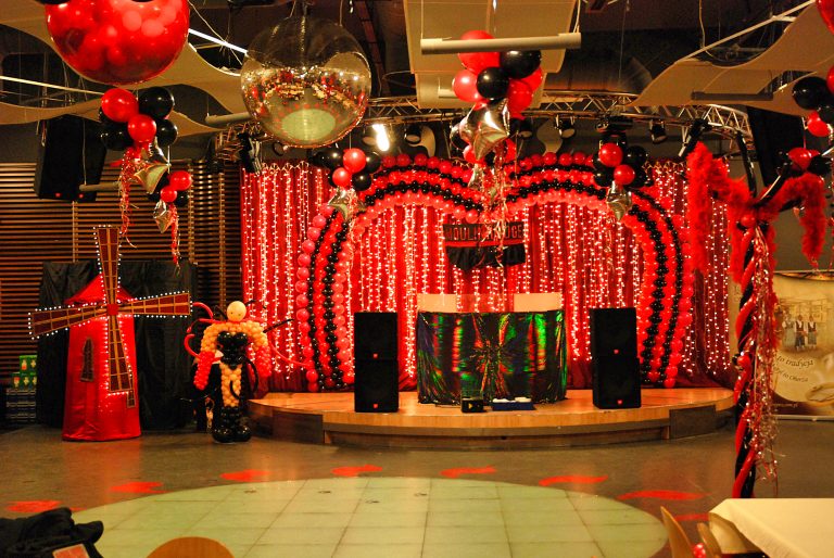 Dekoracja z balonów na imprezę w stylu Moulin Rouge