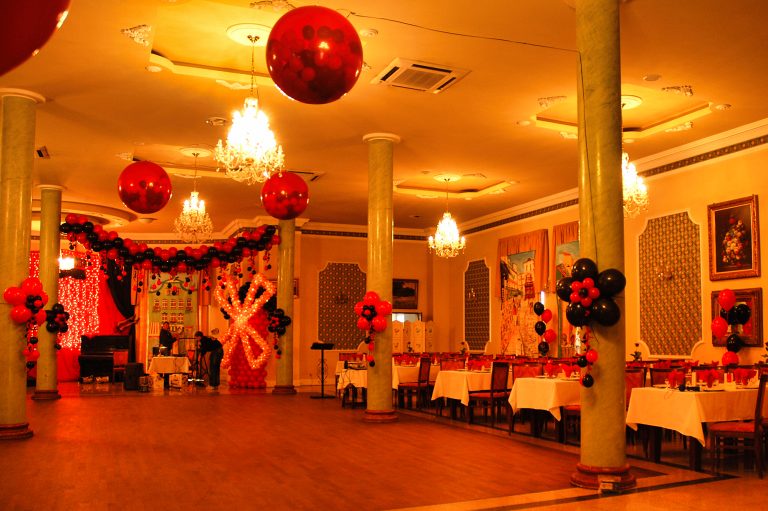 Dekoracja balonowa na imprezę w stylu Moulin Rouge