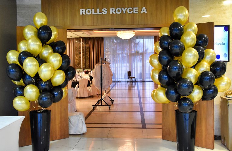 Balony z helem jako dekoracja wejścia na imprezę