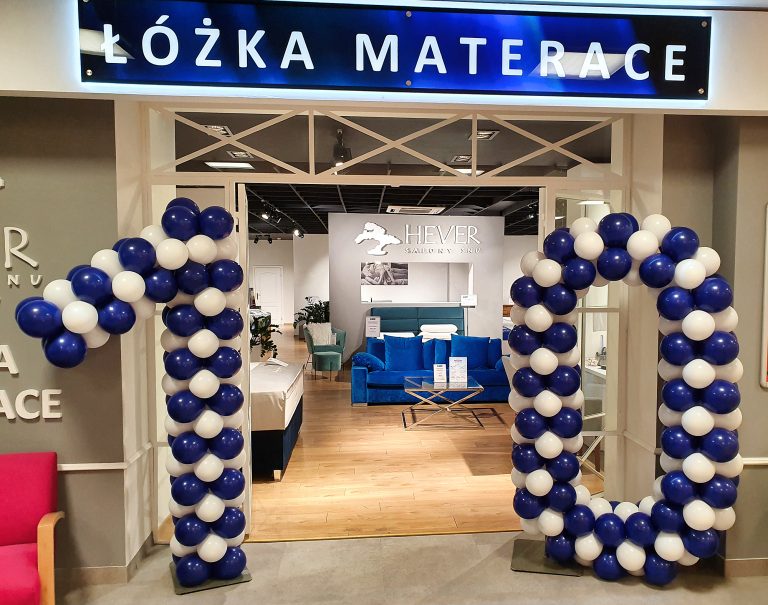 Wielka 10 z balonów na urodziny salonu meblowego