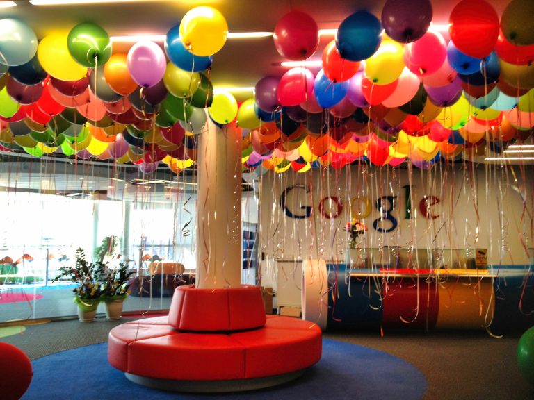 Balony z helem w biurze Google