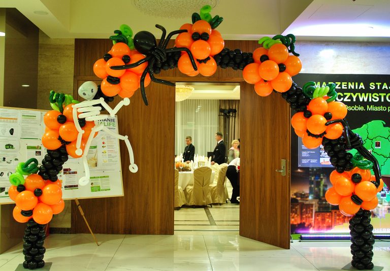 Brama balonowa z motywem dyń jako dekoracja na imprezę z okazji Halloween