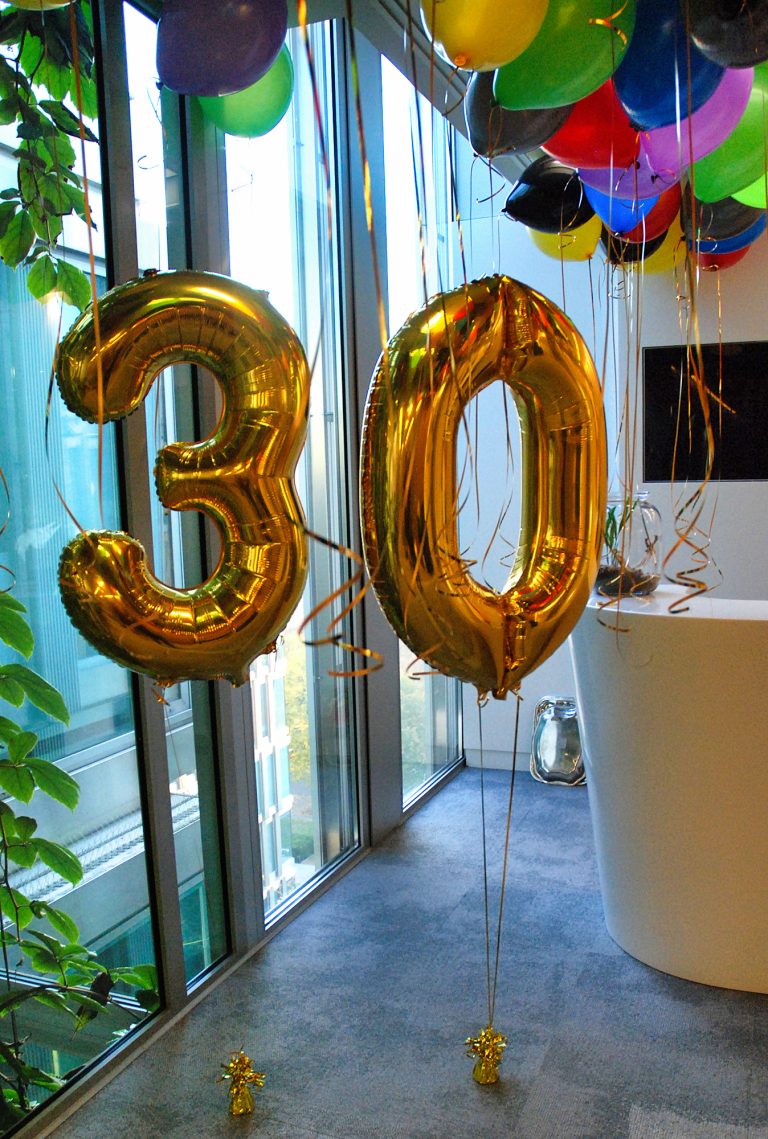 Balony w kształcie liczby 30 na urodziny firmy