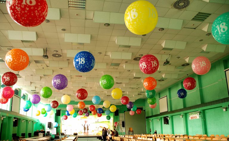 Balony olbrzymy z nadrukiem jako dekoracja na imprezę firmową