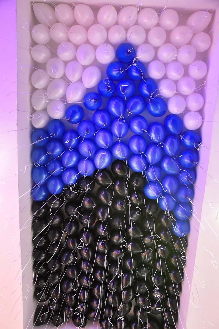 Balony z helem ułożone w kształt logo firmy