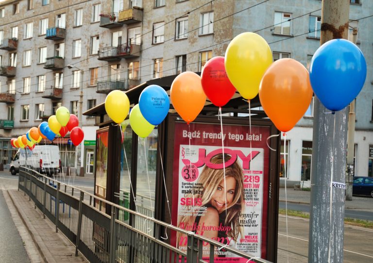 Balony z helem na wrocławskich ulicach.