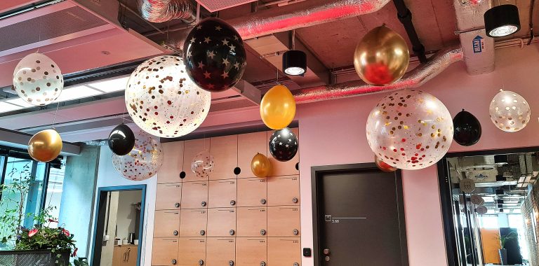 Balony z konfetti na otwarcie biura