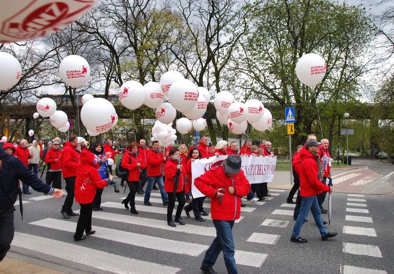 Balony z nadrukiem i helem na proteście nauczycieli.