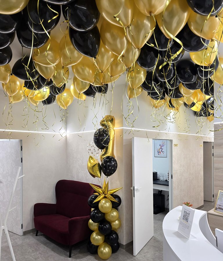 Dekoracja z balonów na pierwsze urodziny Kliniki Dentystycznej Milanova