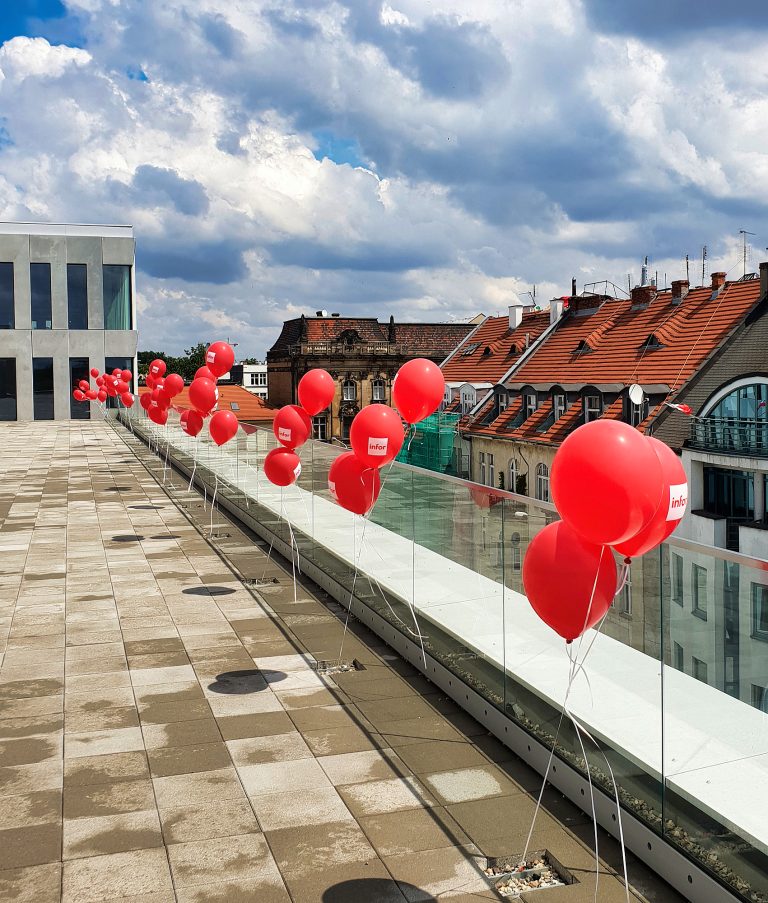 Balony z helem na tarasie firmy