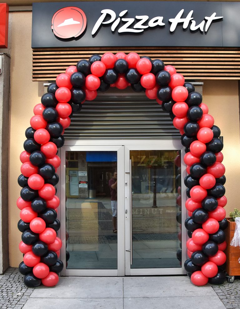 Brama z balonów na otwarcie restauracji Pizza Hut