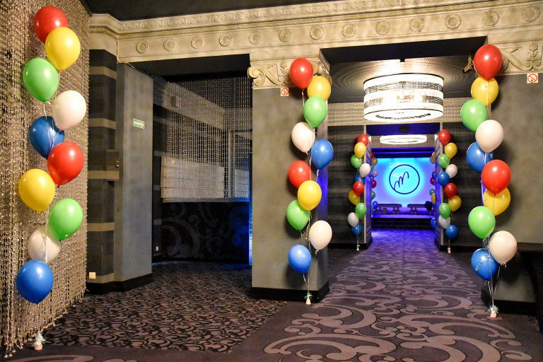 Balony z helem w klubie jako dekoracja imprezy firmowej