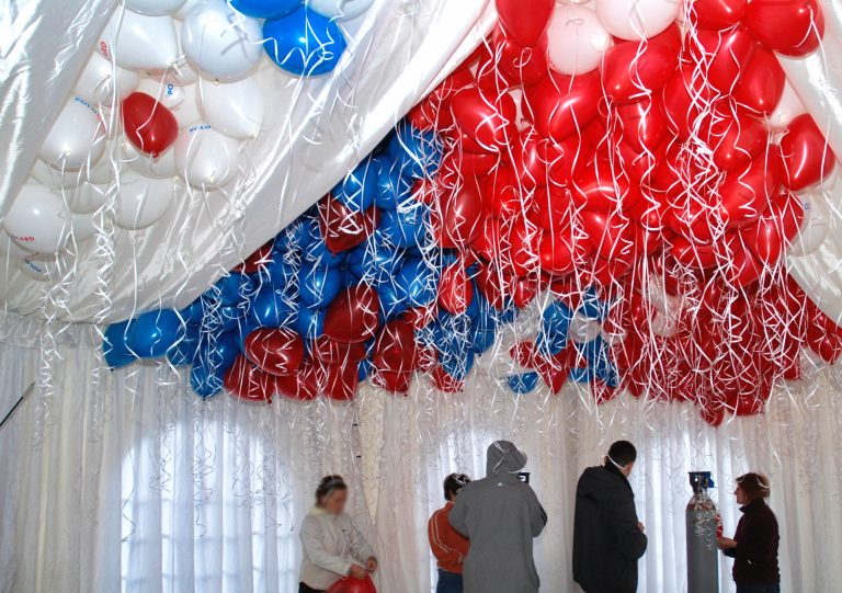 Napełnianie balonów z helem na event.