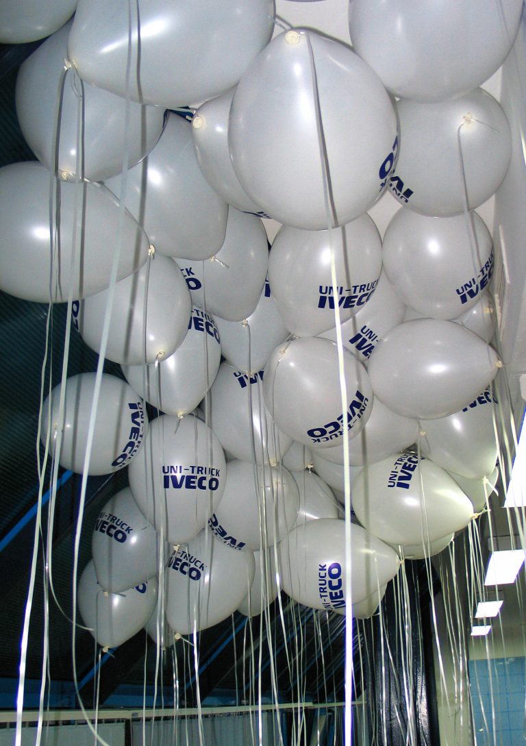 Balony z nadrukiem i helem.