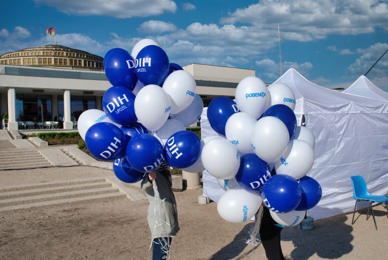 Balony z helem na pikniku przy Hali Stulecia