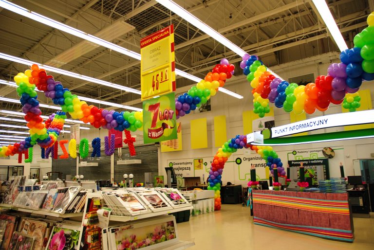 Kolorowe dekoracje z balonów na urodziny marketu budowlanego