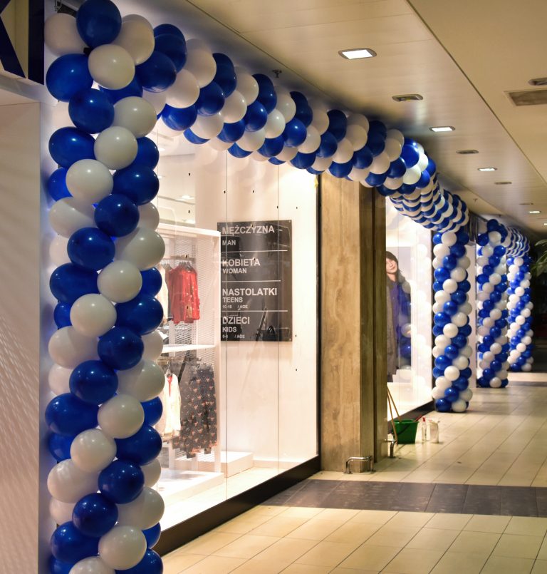 Łączone bramy z balonów na otwarcie salonu Waikiki w Pasażu Grunwaldzkim