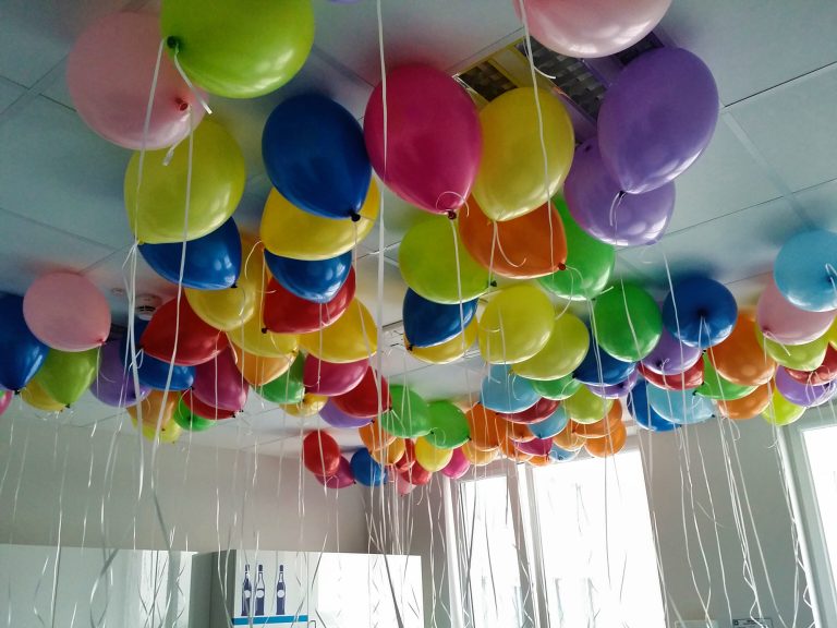 Balony z helem w biurze