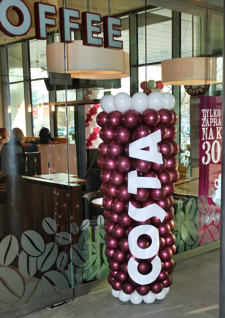 Balonowy kubek jako dekoracja na otwarcie kawiarni Costa Coffee