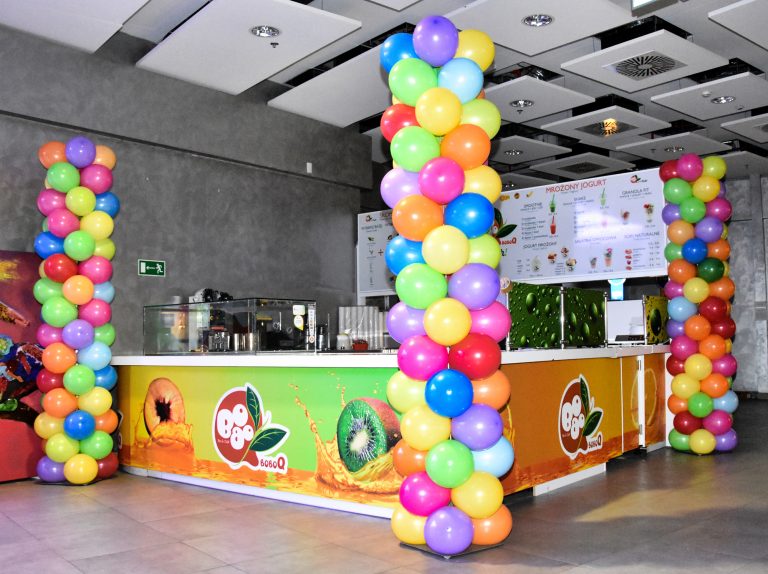 Kolorowe kolumny z balonów na otwarcie stoiska Boboq