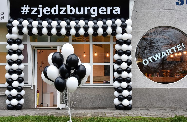 Brama z balonów oraz balony z helem jako dekoracja na otwarcie