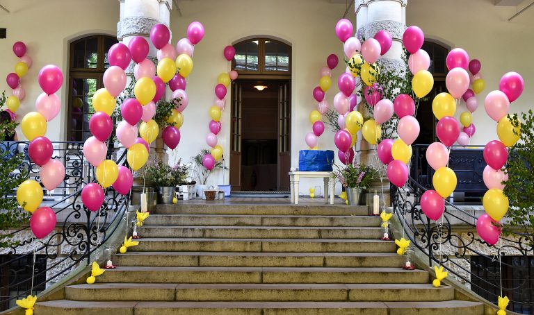 Balony z helem jako dekoracja schodów