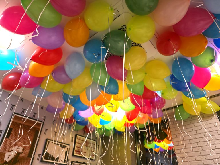 Balony z helem na otwarcie restauracji KFC.