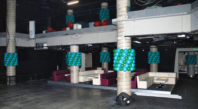Balony zaplecione na filarach klubu