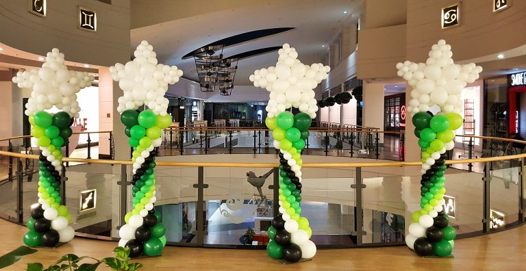 Kolumny balonowe z gwiazdkami na otwarcie restauracji Starbucks