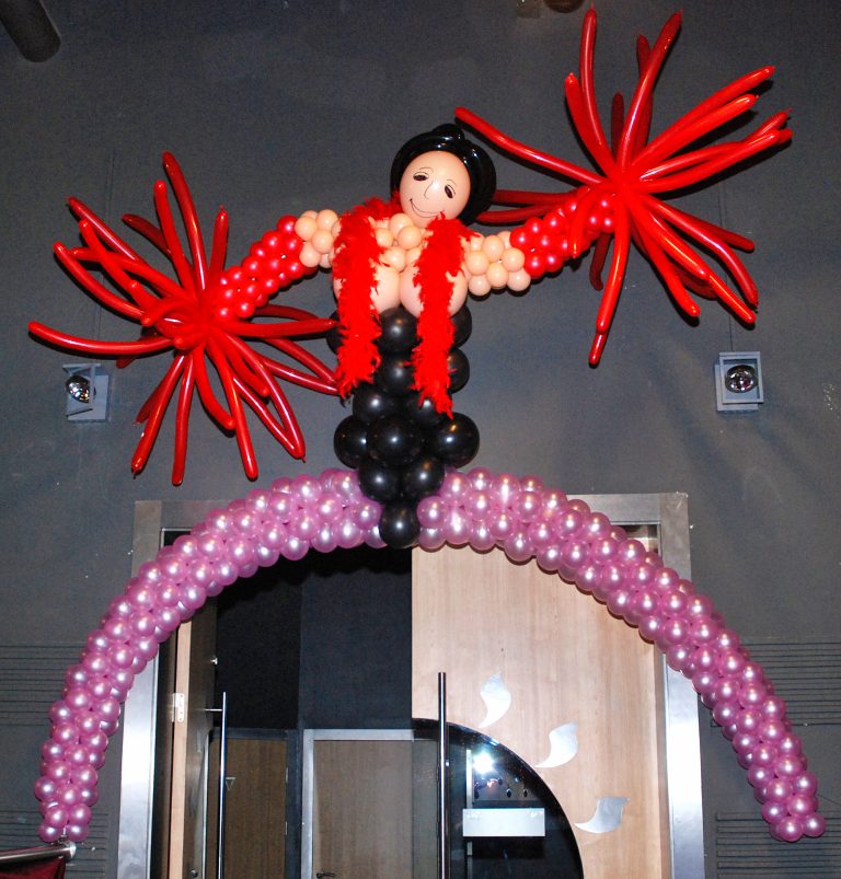Balonowa dekoracja wejścia na imprezę w stylu Moulin Rouge