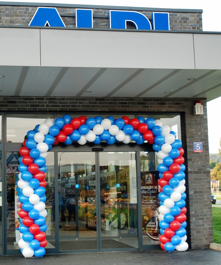 Brama z balonów na otwarcie marketu Aldi