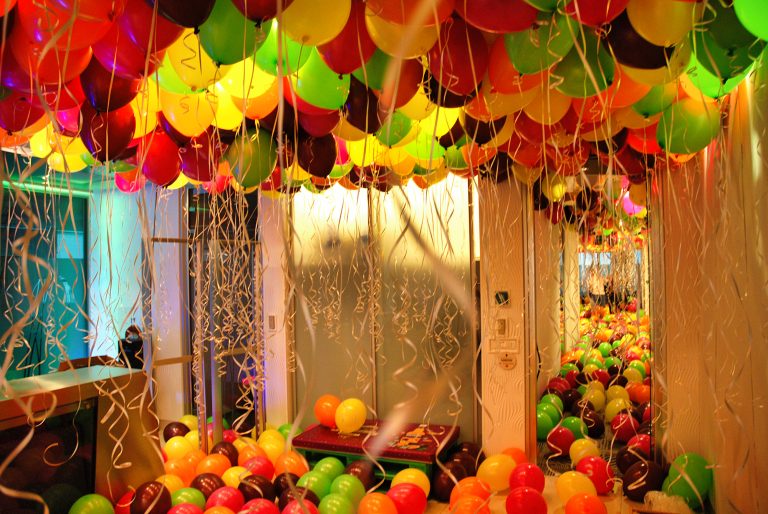Balony z helem i powietrzem na imprezę w biurach firmy.