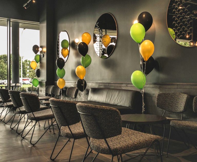 Balony z helem na otwarcie kawiarni Starbucks