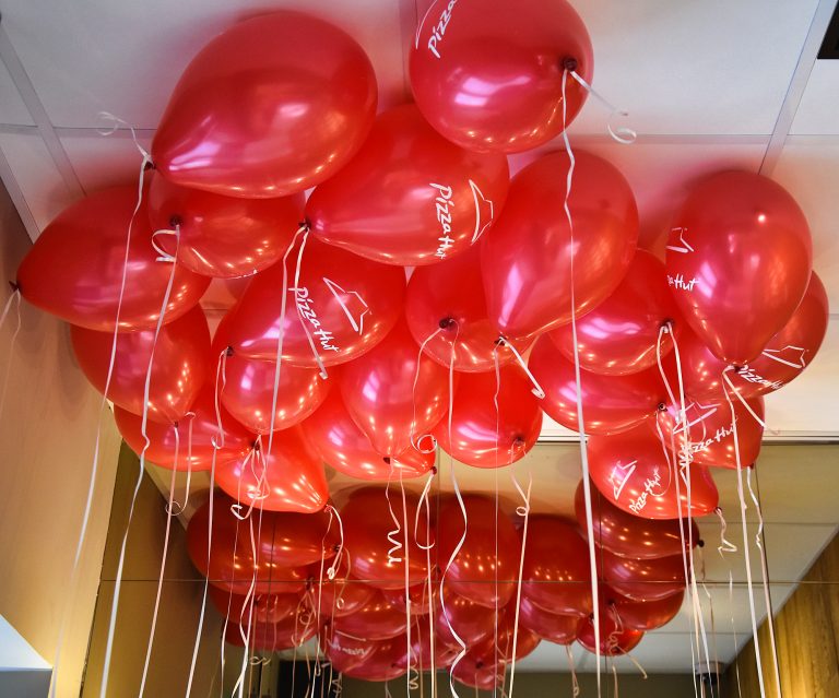 Balony z helem na otwarcie restauracji Pizza Hut