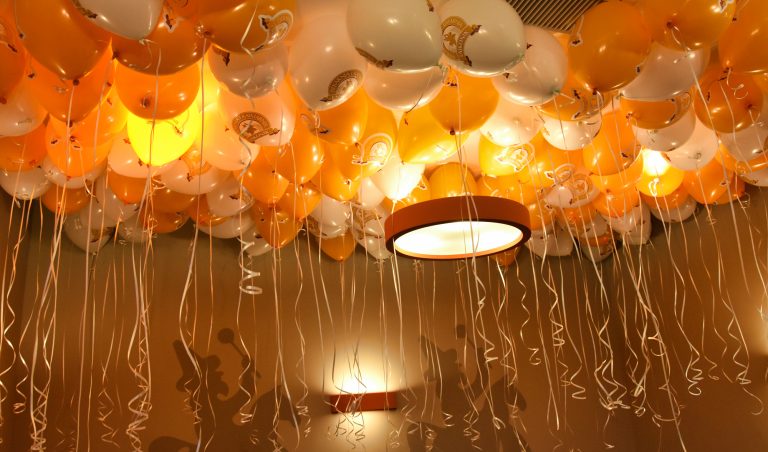 Balony z helem na otwarcie kawiarnio-piekarni sieci Lajkonik