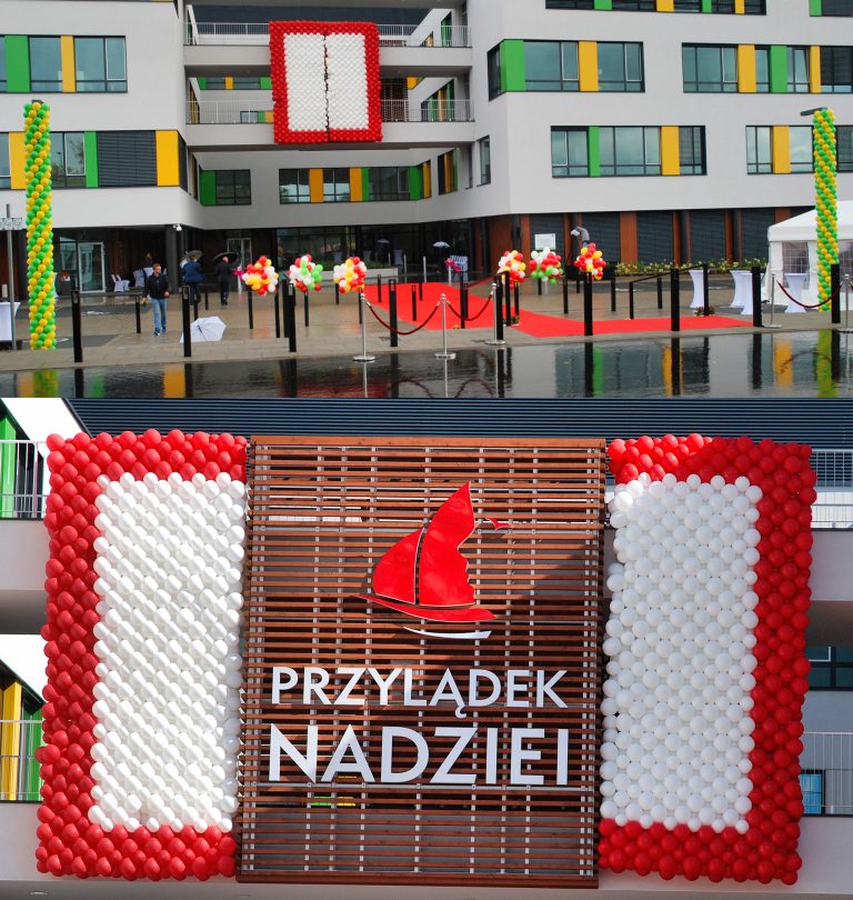 Otwierająca się ściana balonowa na otwarcie kliniki Przylądek Nadziei