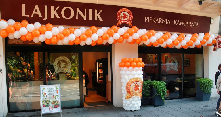 Dekoracja z balonów na otwarcie kawiarnio-piekarni sieci Lajkonik