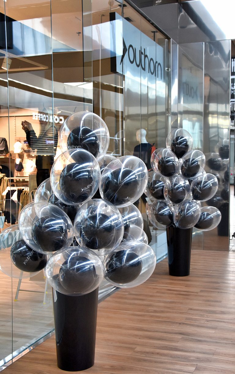 Balony w balonie jako dekoracja na otwarcie salonu Outhorn