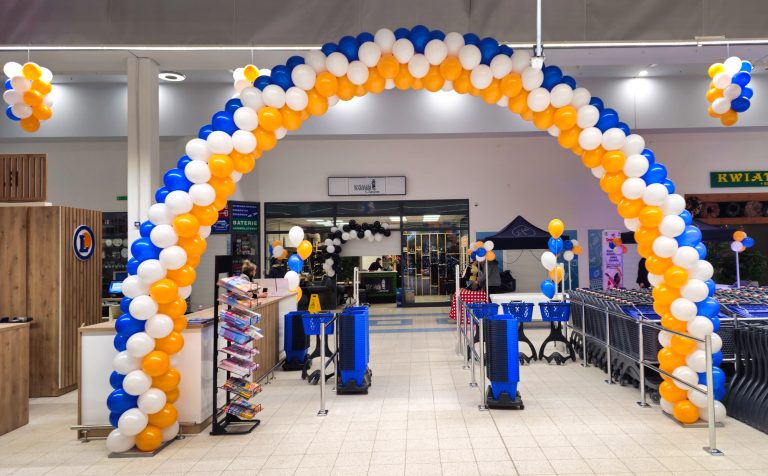 Brama z balonów na otwarcie sklepu Leclerc w Jeleniej Górze