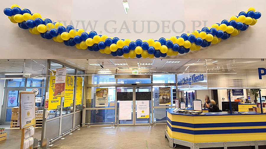 Girlandy z balonów do dekoracji wejść na halę Makro przy alejach Jerozolimskich